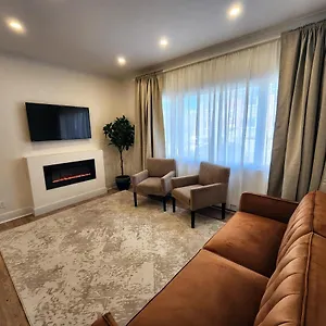 Appartement Elegant Two Bedroom With Office In, Montréal